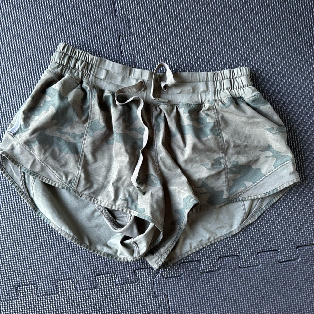Lululemon camo tracker shorts 2.5 inch inseam